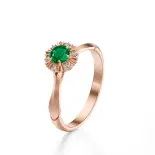 Pierścionek ze szmaragdem i diamentami różowe złoto AJPZ_082